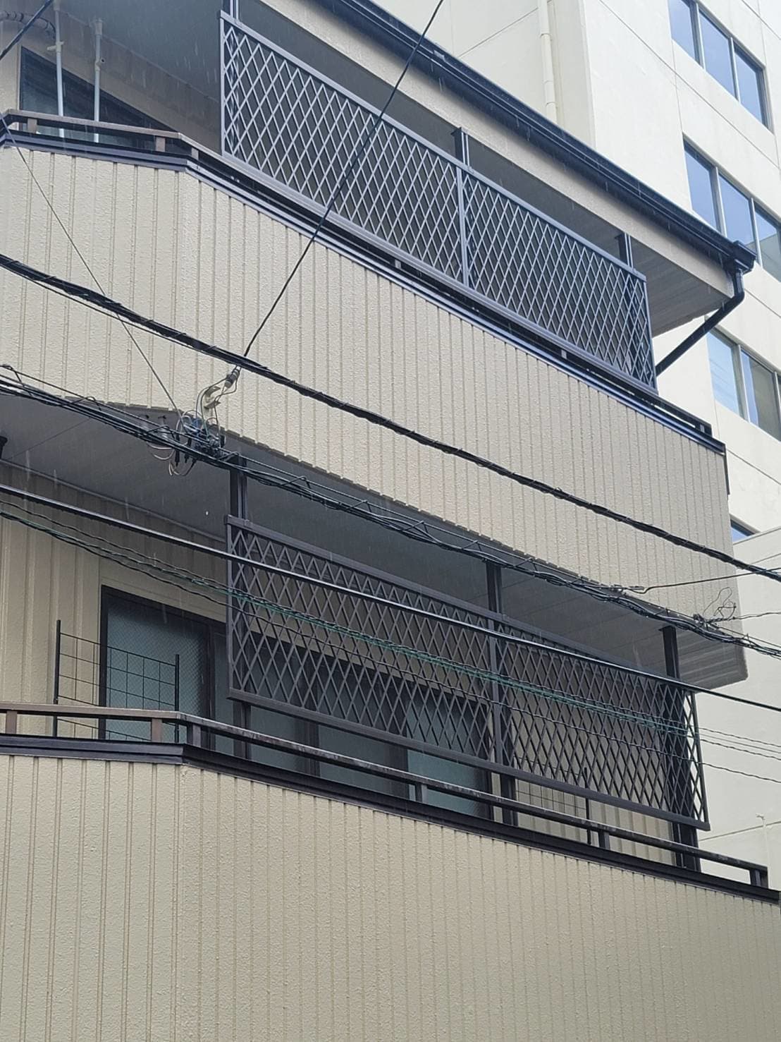 ベランダ転落防止冊設置 | 桑名市のエクステリア工事ならイズ美