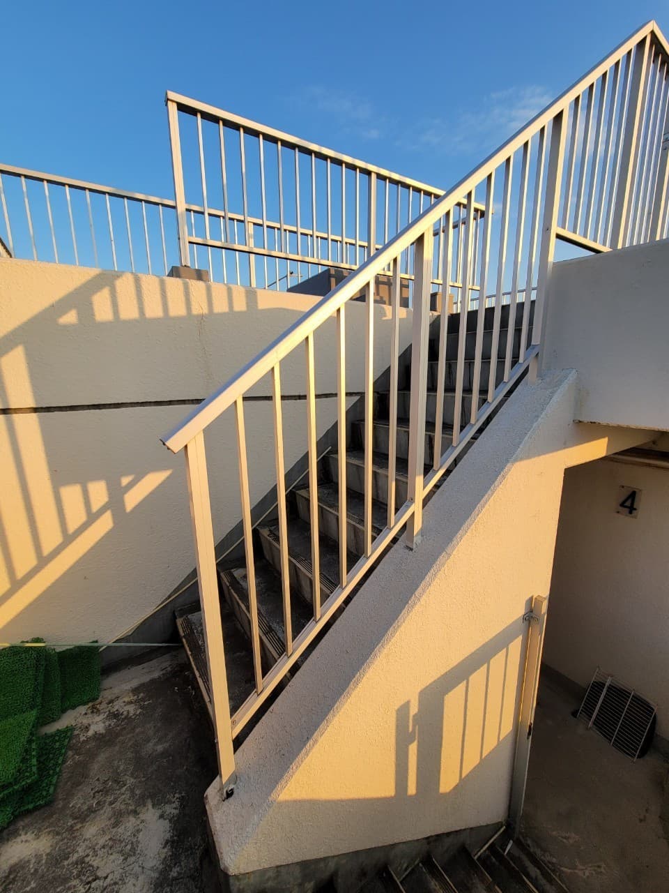 屋上階段手すり設置 | 桑名市のエクステリア工事ならイズ美