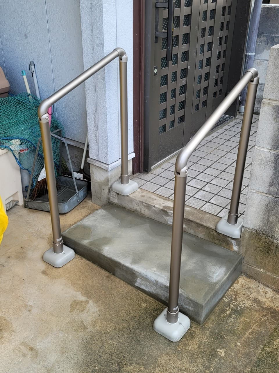 玄関手すり設置 | 桑名市のエクステリア工事ならイズ美