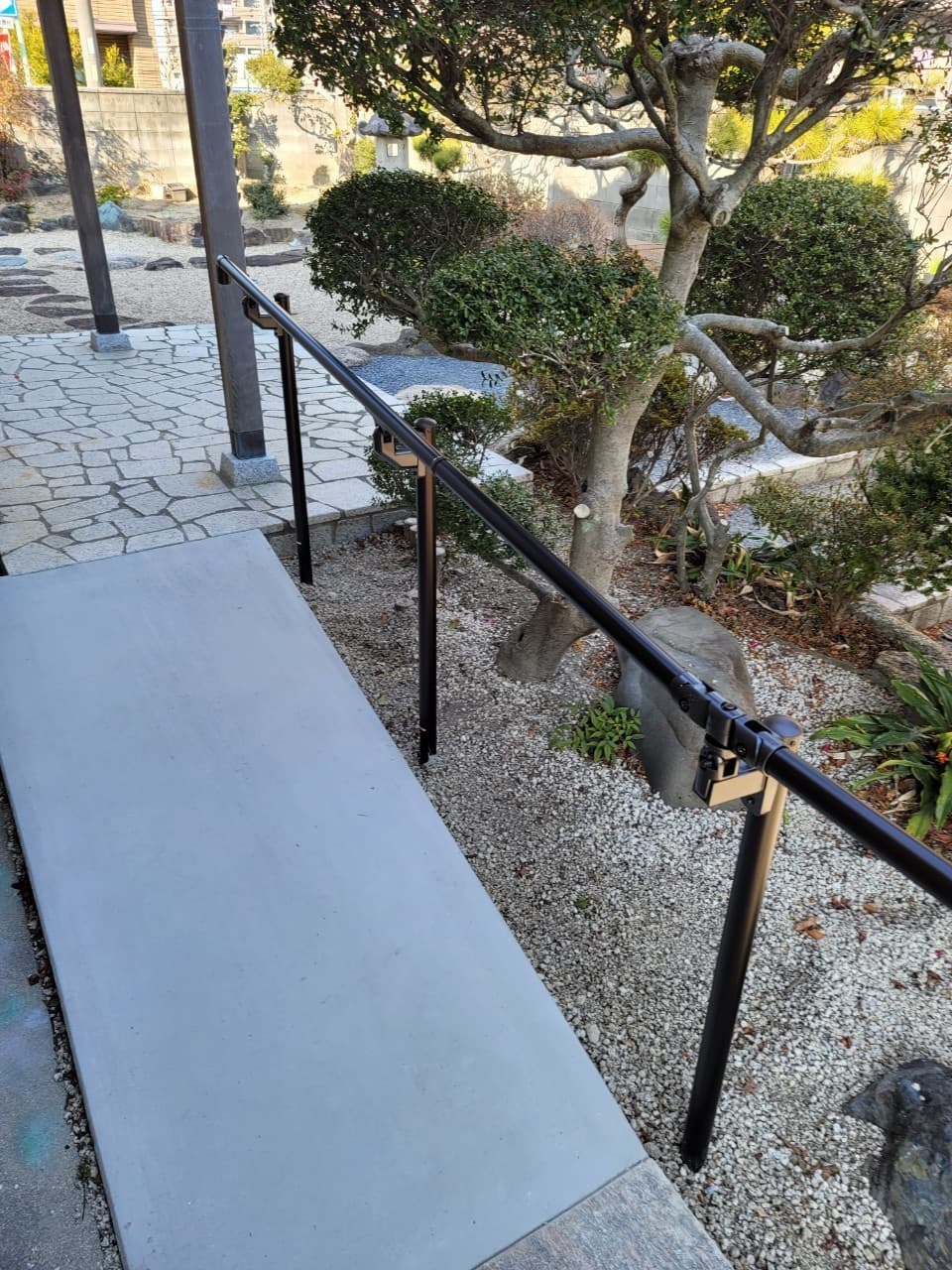 スロープ手すり設置 | 桑名市のエクステリア工事ならイズ美