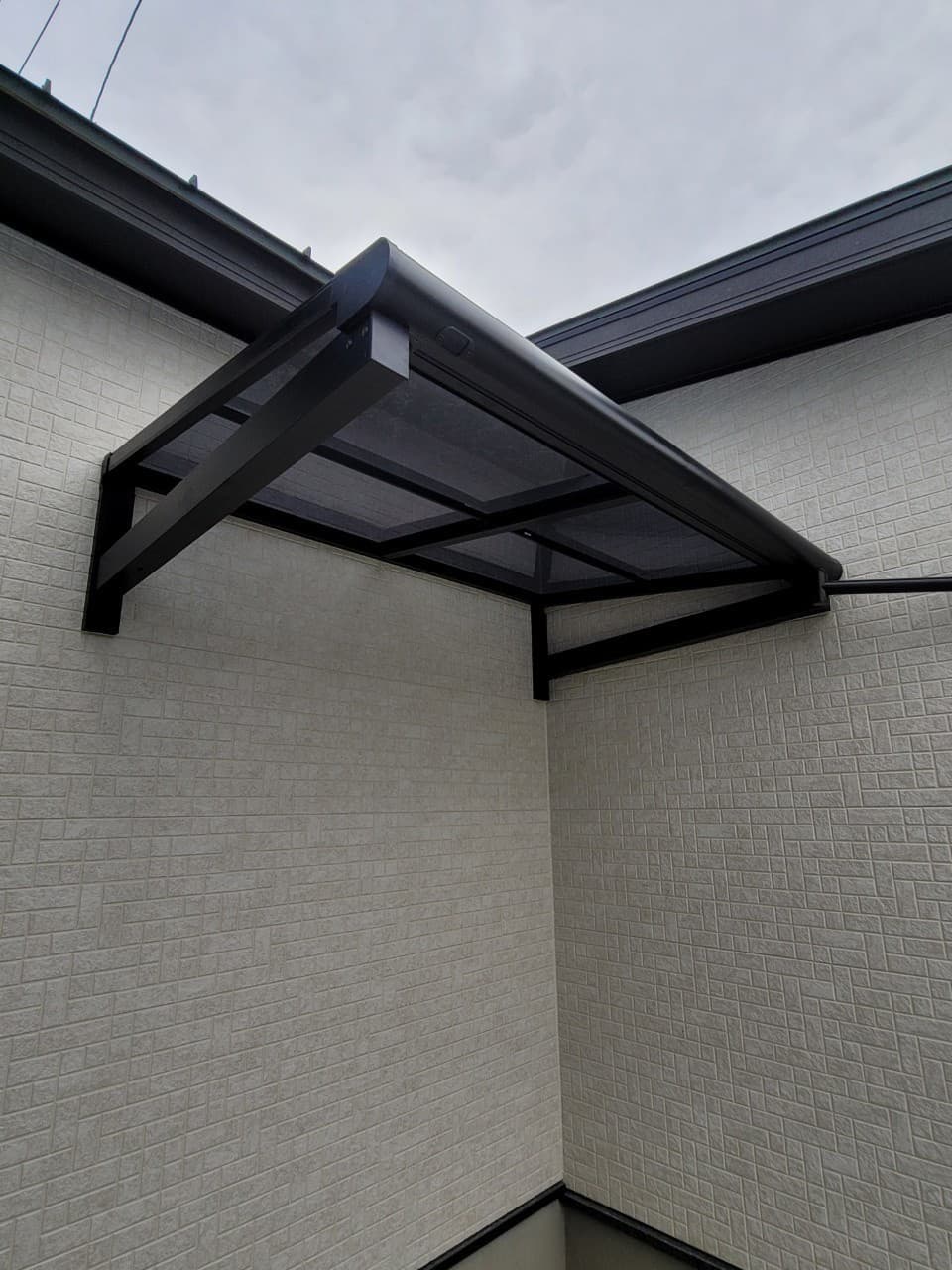 庇屋根設置 | 桑名市のエクステリア工事ならイズ美