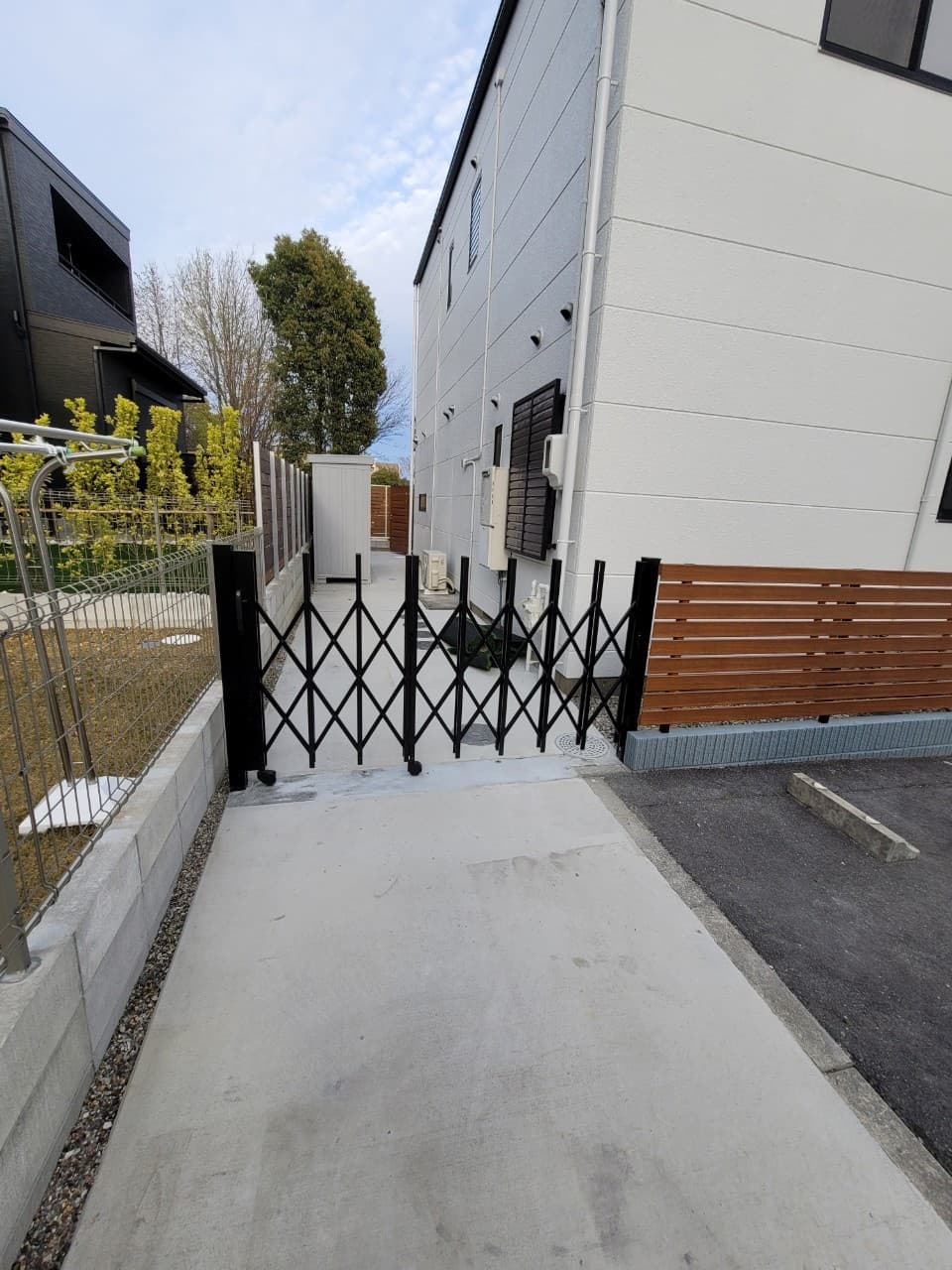 アコーディオンゲート設置 | 桑名市のエクステリア工事ならイズ美